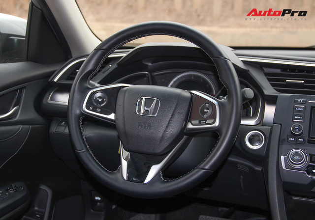 Giá thấp hơn 140 triệu đồng, Honda Civic phiên bản mới bị cắt giảm gì so với bản đủ?